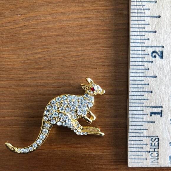 SALE 2/$29 - Vintage Gold Toned Crystal Wallaby Brooch - Picture 4 of 4